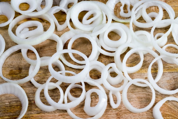 Zdjęcie plasterki do gotowania świeżej naturalnej cebuli, cebuli białej, nadaje się do przyrządzania sałatek