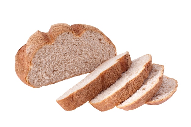Plasterki domowego ciemnego chleba na białym tle