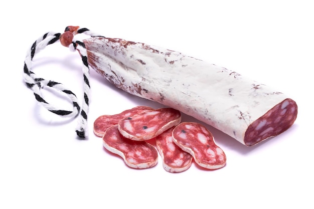 Plasterki hiszpańskiej fuet cienkiej suszonej kiełbasy salami izolowane na białym tle