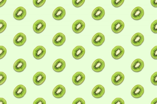 Plasterki kiwi wzór na pastelowym zielonym stole