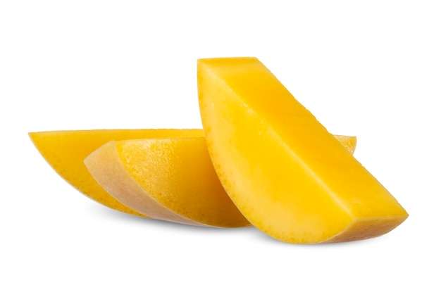 Plasterki owoców mango na białym tle