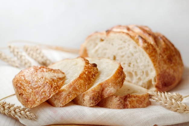 Plasterki pieczonego chleba pszennego na lnianym ręczniku selektywne skupienie