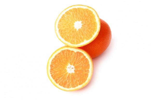 Plasterki pomarańczy na białym tle