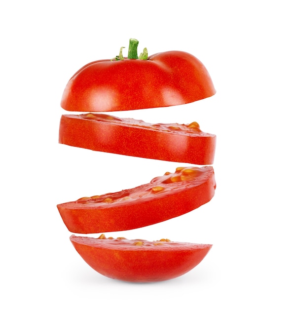 Plasterki pomidora na białym tle