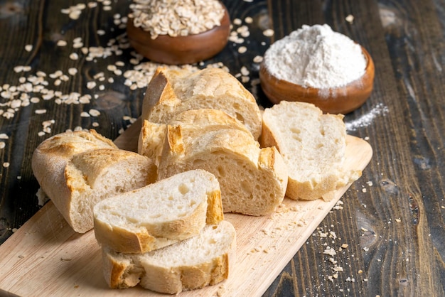 Plasterki pszennego bochenka świeżego chleba Kwadratowy bochenek świeżego miękkiego chleba pokrojonego na kawałki