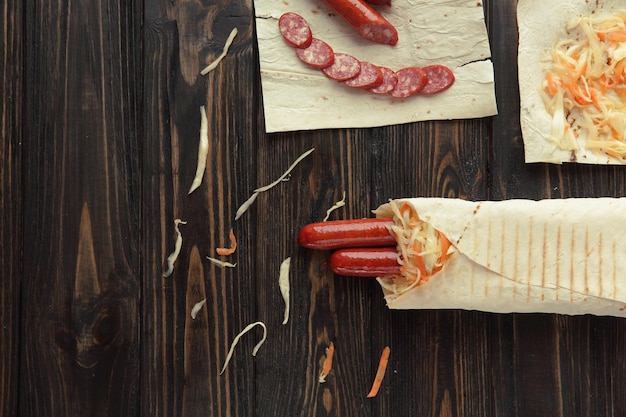 Plasterki Salami I Shawarma Na Drewnianym Tle Zdjęcie Z Miejscem Na Kopię