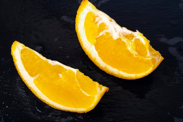 plasterki soczystej pomarańczy na białym tle