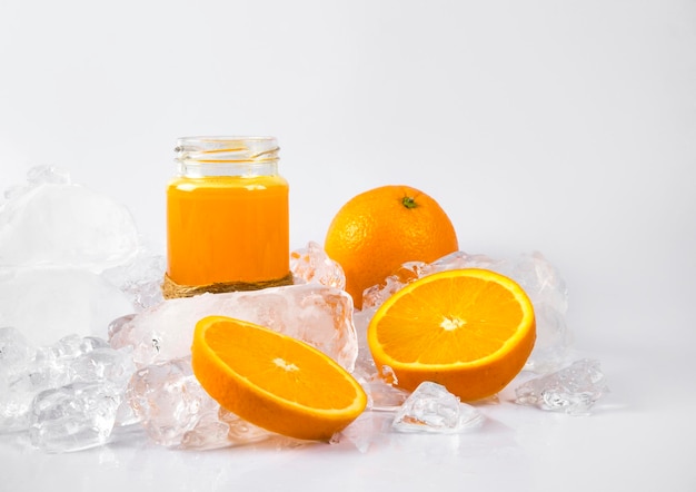 Plasterki soku pomarańczowego i pomarańczowego na lodzie na białym tle