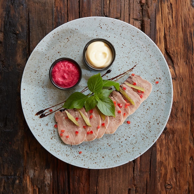 Plasterki Wieprzowiny Pieczone Na Zimno Z Ziołami Na Niebieskim Talerzu