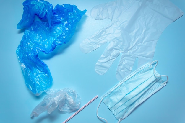Plastik do recyklingu na niebieskim tle rozsądne zużycie plastiku ekologia ochrona środowiska