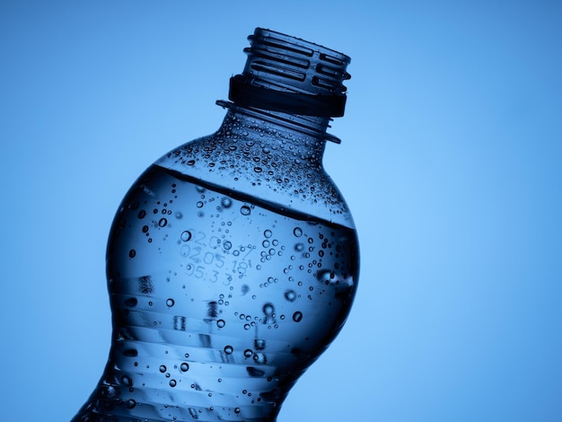 Plastikowa butelka i szklanka z lodem