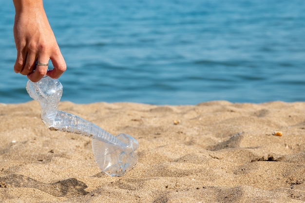 Plastikowa Butelka Jest Na Plaży Pozostawionej Przez Turystę