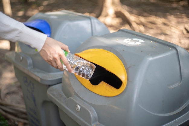 Plastikowa butelka, plastikowa butelka śmieci do ponownego wykorzystania koncepcji recyklingu