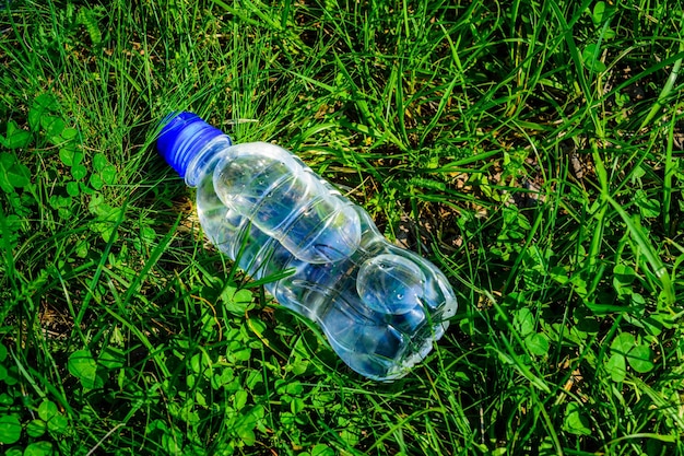 Plastikowa Butelka Z Czystą Wodą W Zielonej Trawie