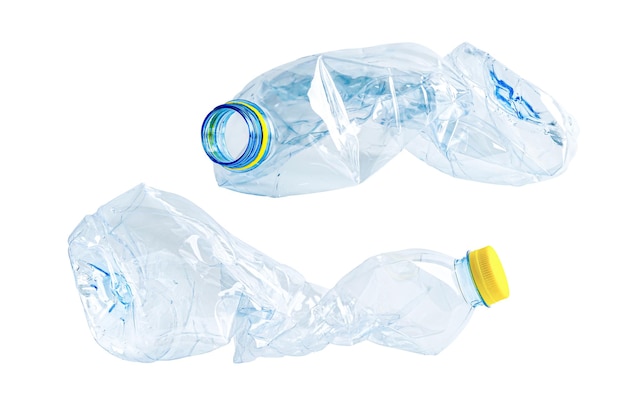 Plastikowa butelka z pustą, zmiażdżoną, używaną, odizolowaną na białym tle, ponownie używana, recykling, zanieczyszczenie