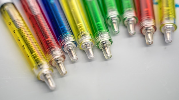 Plastikowa strzykawka z igłą ze stali nierdzewnej