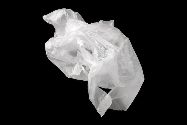Plastikowa torba na białym tle na czarnym tle