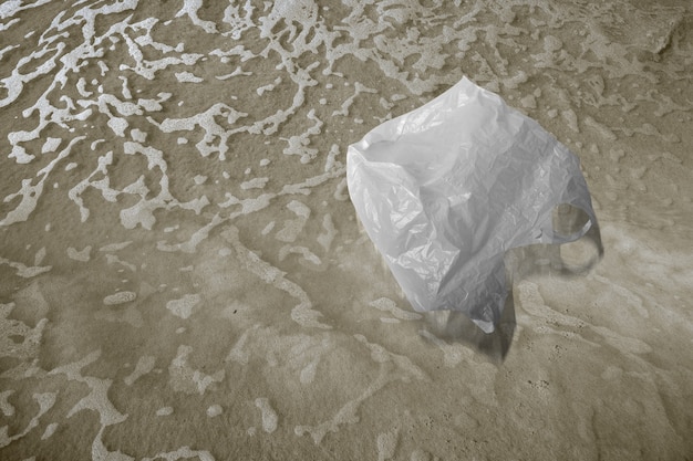 Plastikowa torba na piaszczystej plaży