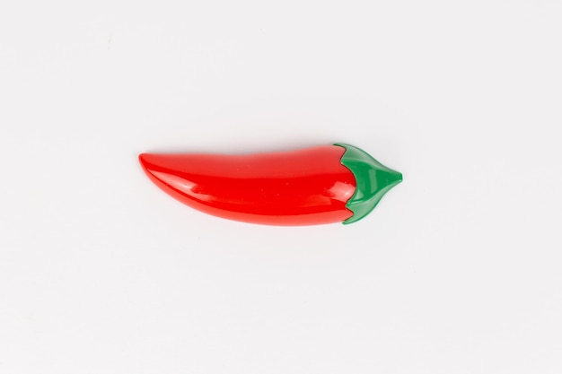 Plastikowa zabawkarska papryczka chili na białym tle