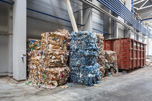 Zdjęcie plastikowe bele śmieci w zakładzie przetwarzania odpadów recykling segregacja i składowanie śmieci do dalszej utylizacji sortowanie śmieci działalność w zakresie sortowania i przetwarzania odpadów