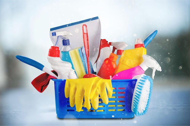Plastikowe butelki, gąbka do czyszczenia i rękawiczki w tle