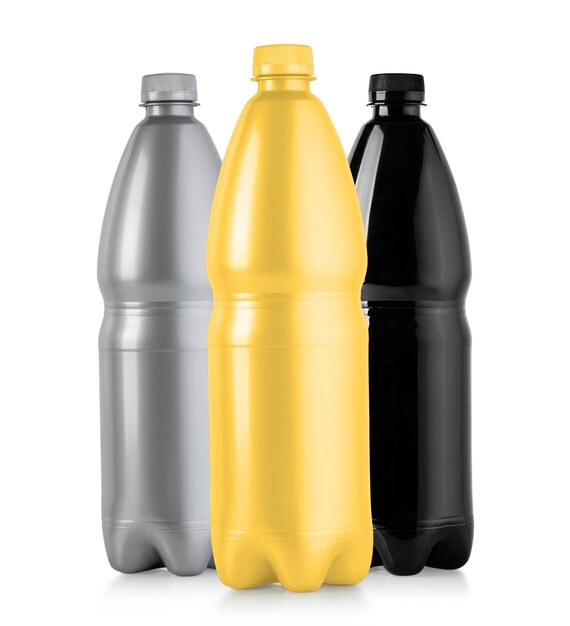Plastikowe butelki na białym tle