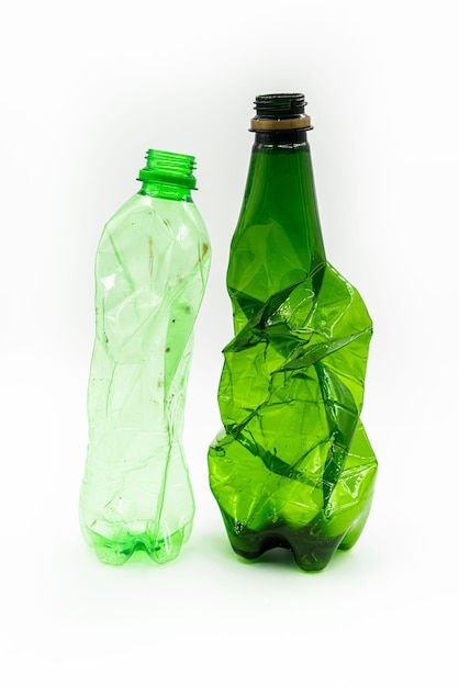 Plastikowe butelki na białym tle