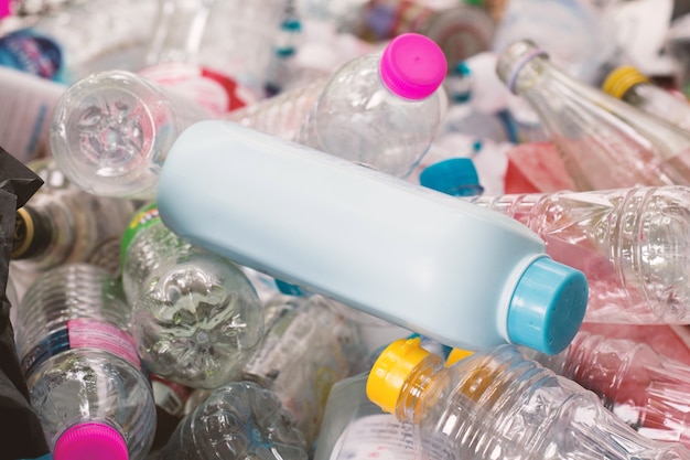 Plastikowe butelki, recykling koncepcji gospodarki odpadami.