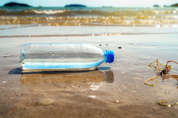 Zdjęcie plastikowe butelki wody na plaży, koncepcja środowiska