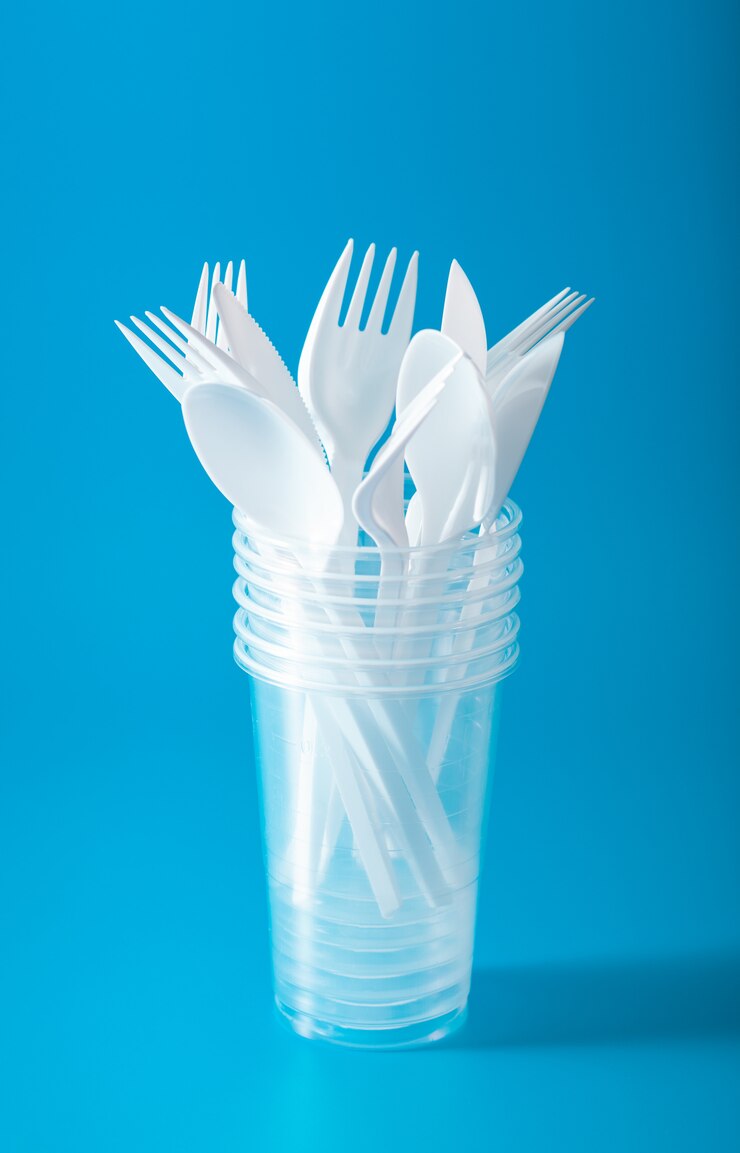 Zdjęcie plastikowe kubki jednorazowe, widelce, łyżki. koncepcja recyklingu tworzyw sztucznych, odpadów z tworzyw sztucznych