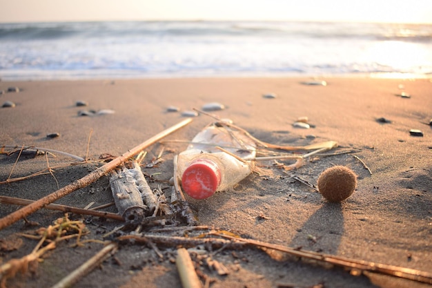 Plastikowe odpady wyrzucane na plażę