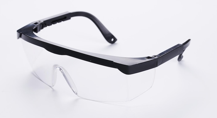 Zdjęcie plastikowe okulary konstrukcyjne bezpieczeństwo przemysłowe gogle izolowane na białym tle