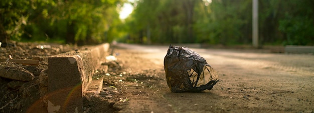 Plastikowe śmieci na ziemi na zewnątrz na ulicy