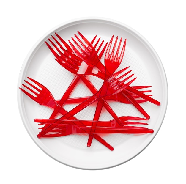 Plastikowe widelce i płytki izolowane na białym