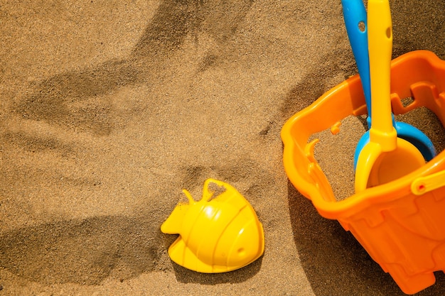 Zdjęcie plastikowe zabawki plażowe dla dzieci w piasku