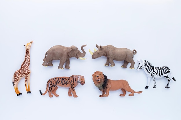 Plastikowe zabawki zwierząt dżungli na białym tle