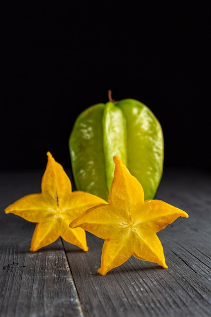 Plastry Dojrzałych Owoców Karamboli Lub Gwiazdozbiorów (starfruit)