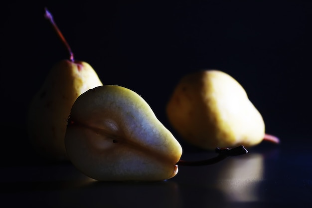 Zdjęcie plastry gruszki na czarnym background.pears w płycie i plastry gruszki widok z góry.