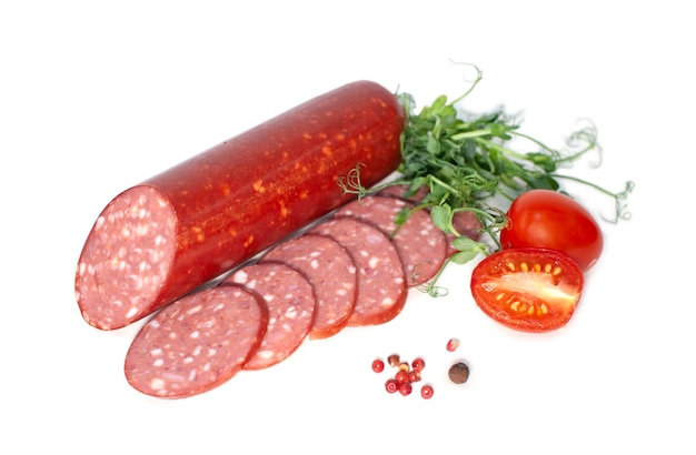 Plastry kiełbasy z pomidorem rozmarynowym z czerwoną papryką Kiełbasa wędzona pół lub pół na białym tle