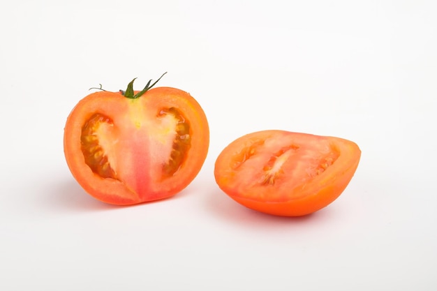 Zdjęcie plastry pomidorów na białym tle