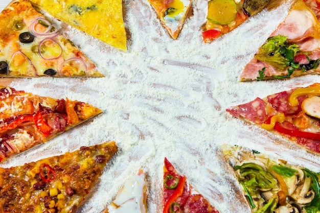 Zdjęcie plastry różnych rodzajów pizzy na białym tle