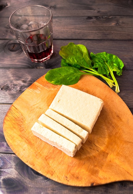 Plastry surowego tofu, szpinaku i wina