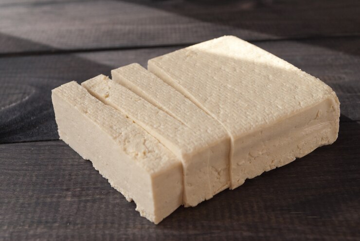 Plastry surowego tofu