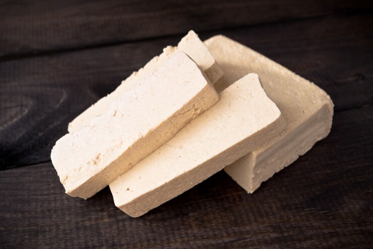 Plastry surowego tofu