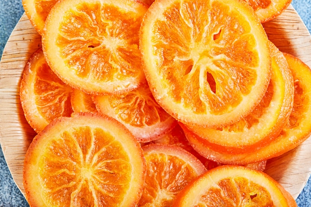 Plastry suszonych pomarańczy lub mandarynek. Wegetarianizm i zdrowe odżywianie.