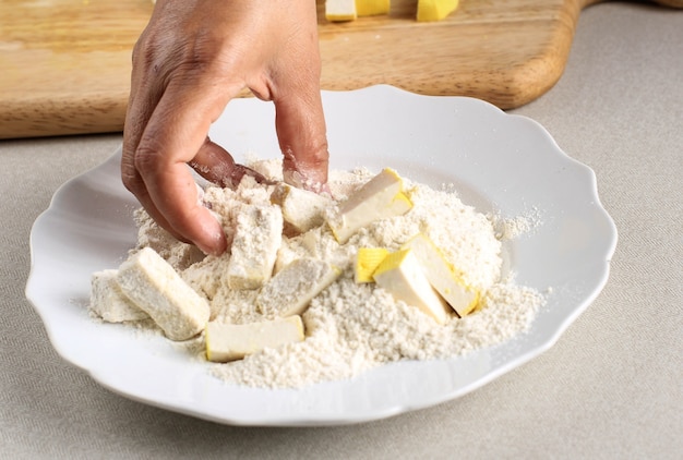 Plastry żółtej Powłoki Tofu Z Mąką, Proces Gotowania Tworzenie Chrupiącego Tofu (tahu Krispi) W Kuchni
