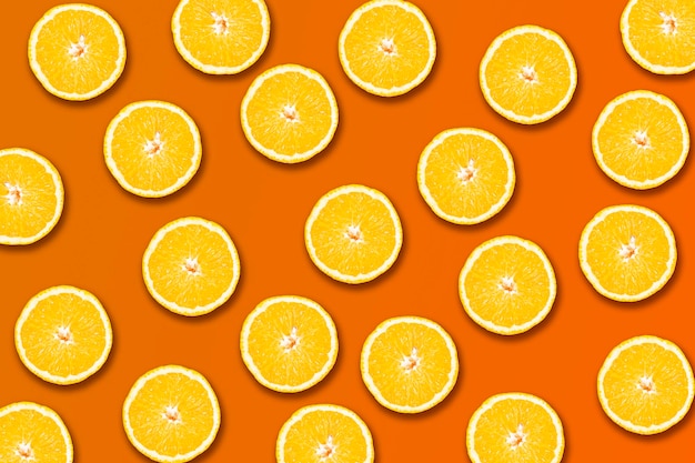 Plastry żółtych pomarańczy na pomarańczowym tle