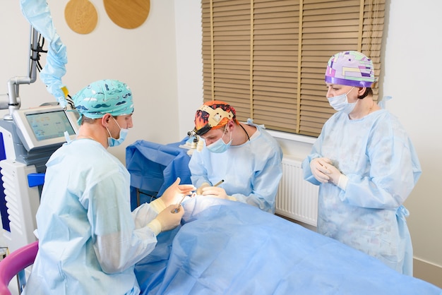 Plastyka powiek laserowa, chirurgia plastyczna korygująca ubytki, deformacje i dysfunkcje powiek
