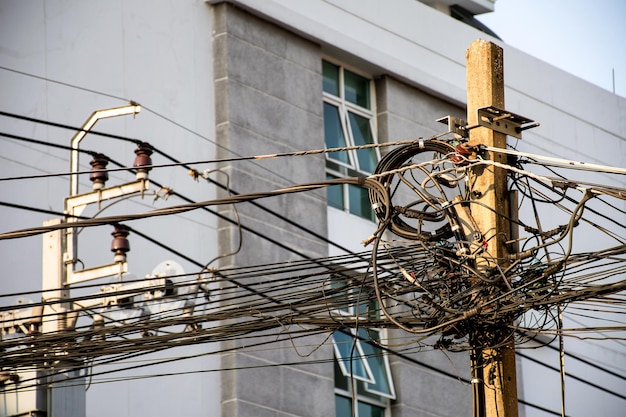 Plątanina Kabli Elektrycznych I Przewodów Komunikacyjnych Na Słupie Elektrycznym