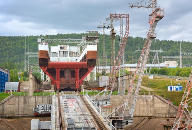 Platforma na wiadukt do podnoszenia statków przez tamę największej elektrowni na rzece Jenisej. Diwnogorsk, Syberia, Rosja